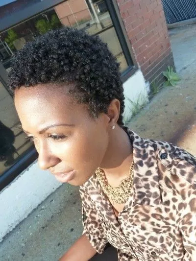 Afro frizura rövid nő