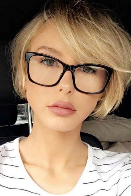 Rövid frizurák Női 2022 szemüveggel