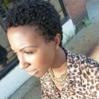 Afro frizura rövid nő