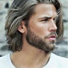 Férfi hosszú frizurák
