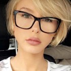 Rövid frizurák Női 2022 szemüveggel